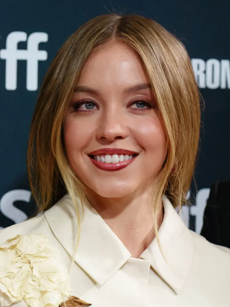 A atriz Sydney Sweeney sorri em evento do Festival de Cinema de Toronto, em 2024