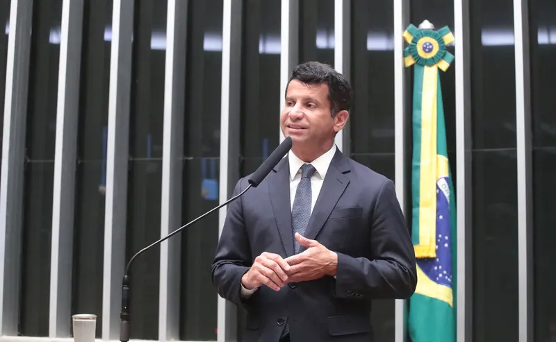 Deputado Doutor Luizinho, relator da MP, discursa ao microfone no plenário da Câmara
