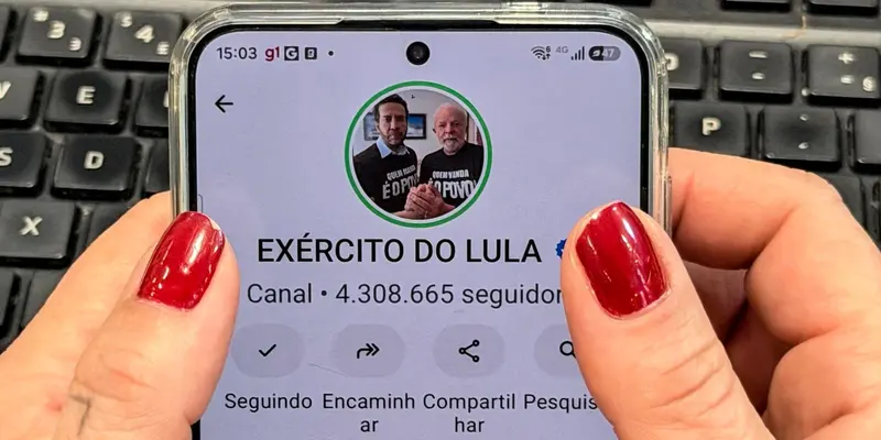 Mãos seguram celular com a página do canal Exército do Lula no WhatsApp, com 4,3 milhões de seguidores