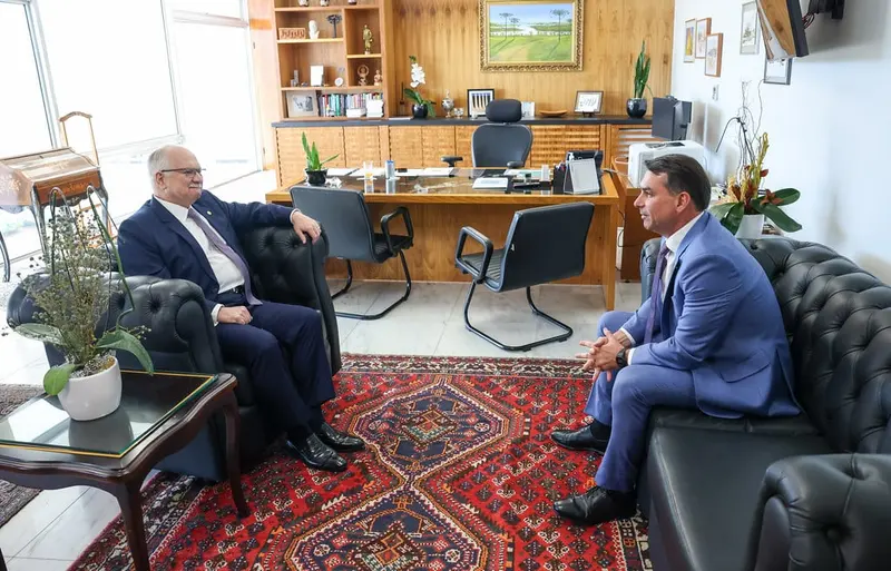 Flávio Bolsonaro conversa com o ministro Edson Fachin em sala do Supremo Tribunal Federal