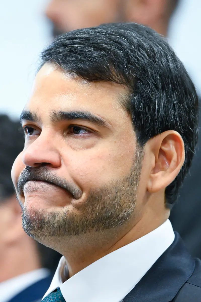 Jorge Messias, de terno, com expressão séria em sessão no Senado