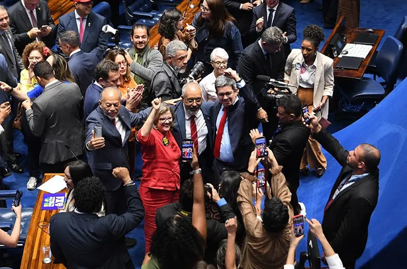 O senador Paulo Paim, entre Teresa Leitão e Randolfe Rodrigues, comemora no plenário a aprovação do fim da escala 6x1