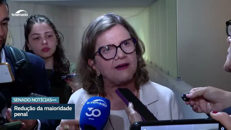 Senadora Teresa Leitão responde a jornalistas sobre a redução da maioridade penal
