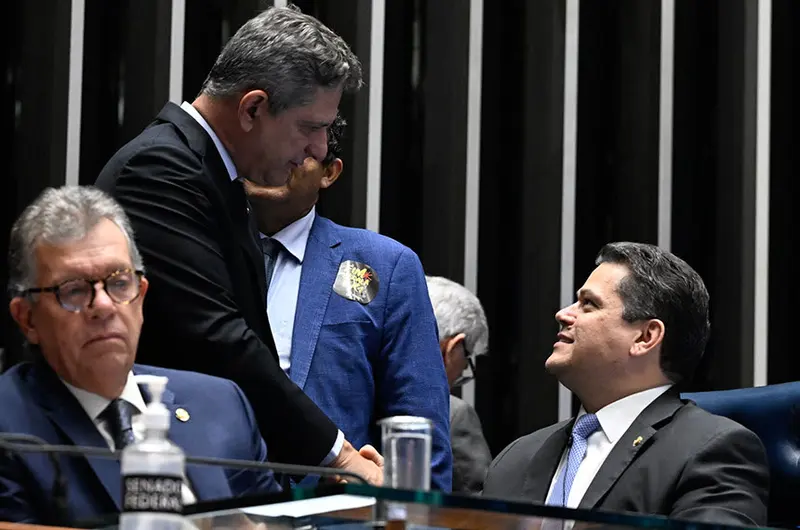 Relator da PEC na CCJ, Rogério Carvalho cumprimenta o presidente do Senado, Davi Alcolumbre, no plenário